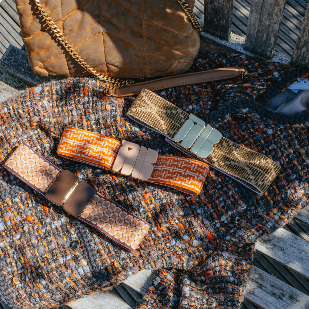 Flatlay mehrerer Annabelt Gürtel in verschiedenen Breiten auf Tweed