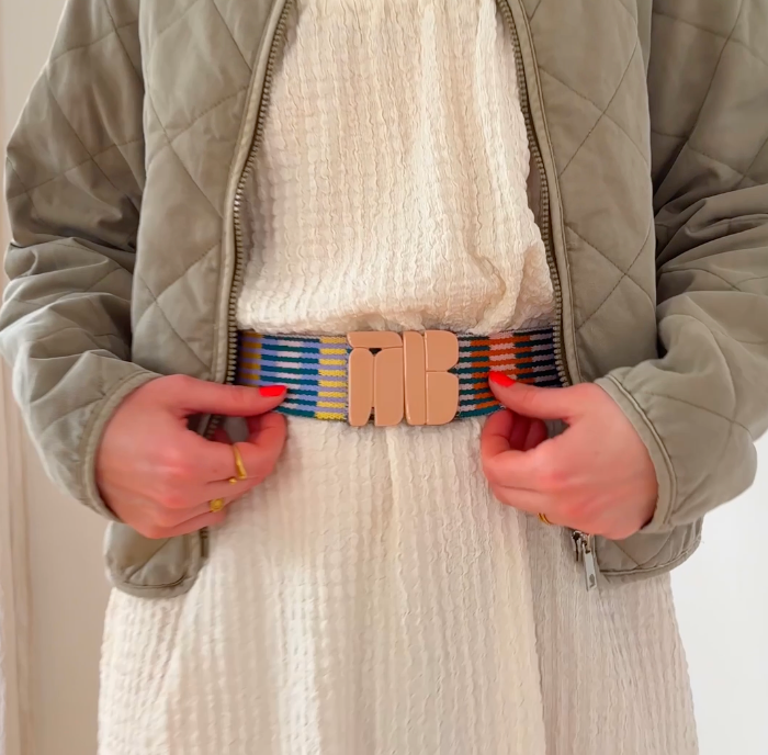 Elastischer Annabelt über Kleid und Steppjacke
