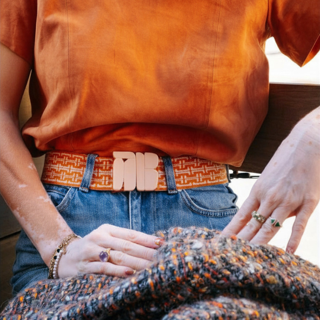 Oranges Shirt mit gemustertem Annabelt und Jeans